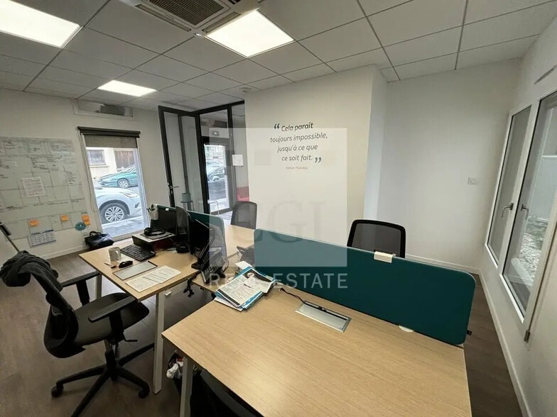 Office in Bron for lease - Interior Photo - Image 3 of 11