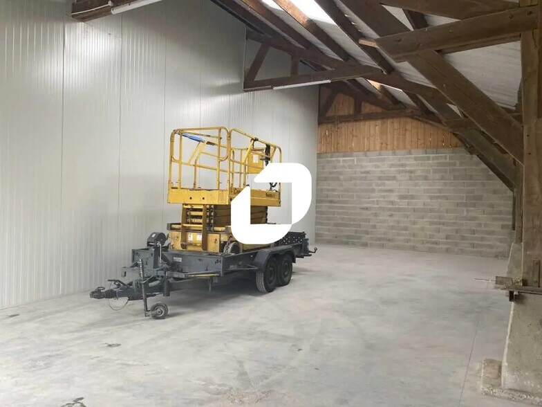 Flex in Livilliers for lease - Interior Photo - Image 3 of 11