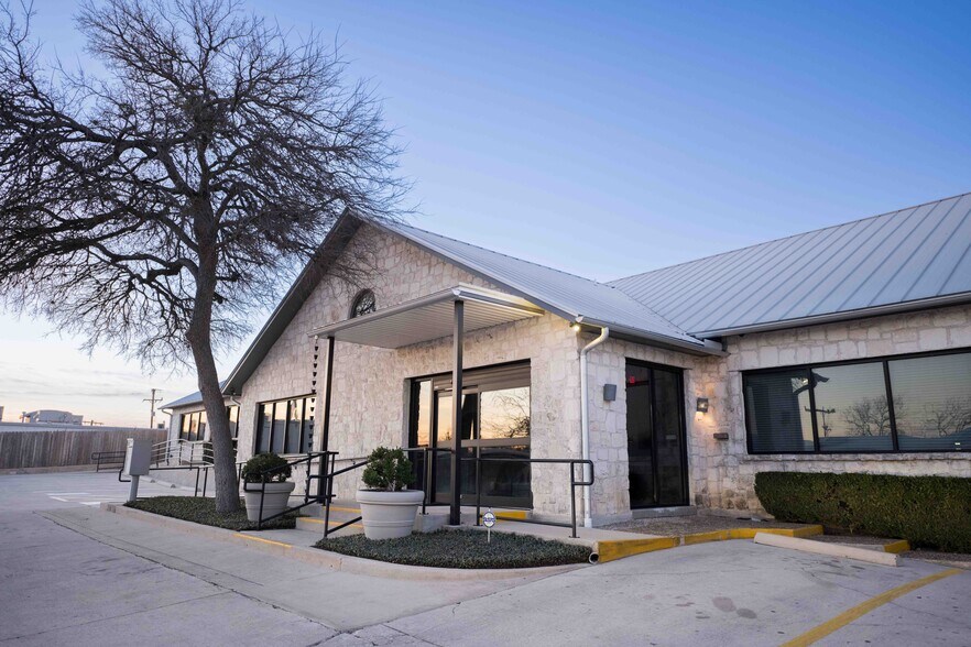 622 Isom Rd, San Antonio, TX for lease - Building Photo - Image 3 of 16