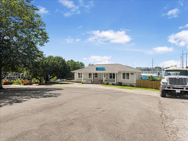 400 Lively Ave, Norcross, GA for sale - Building Photo - Image 2 of 56