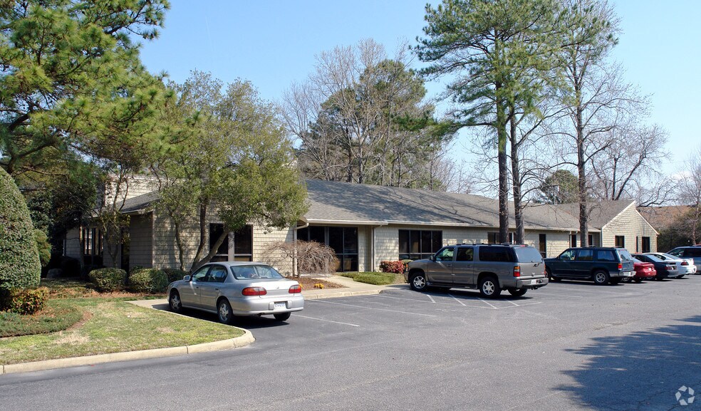 2121 Old Greenbrier Rd, Chesapeake, VA 23320