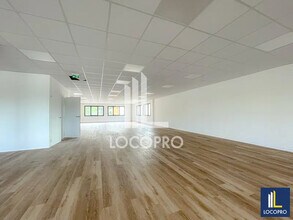 Office in Éguilles for lease Interior Photo- Image 1 of 5