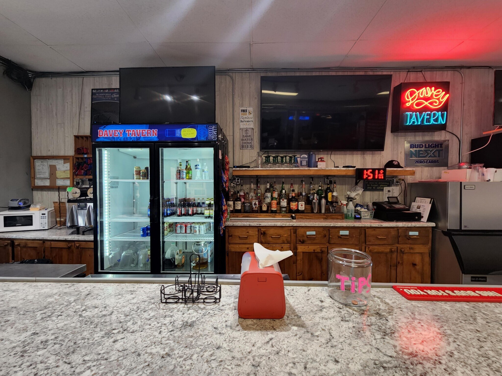 17740 N 2nd St, Davey, NE 68336 Bar