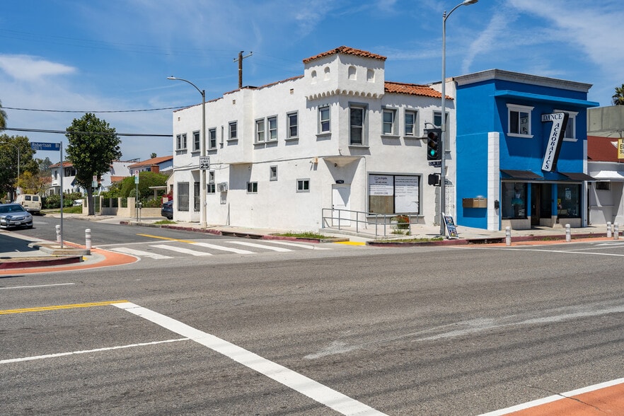 2741-2743 S Robertson Blvd, Los Angeles, CA for lease - Building Photo - Image 2 of 21