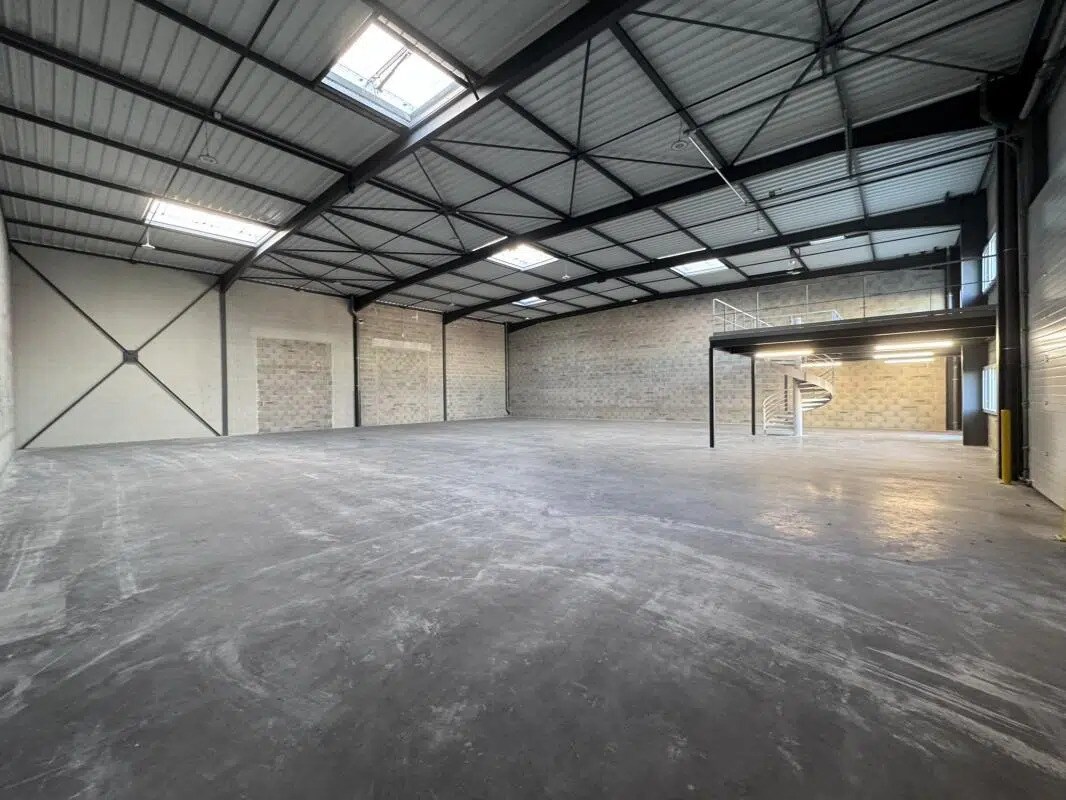 Flex in Saint-Priest for lease Interior Photo- Image 1 of 6