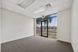 9809 Rowlett Rd, Houston, TX for lease Interior Photo- Image 1 of 5