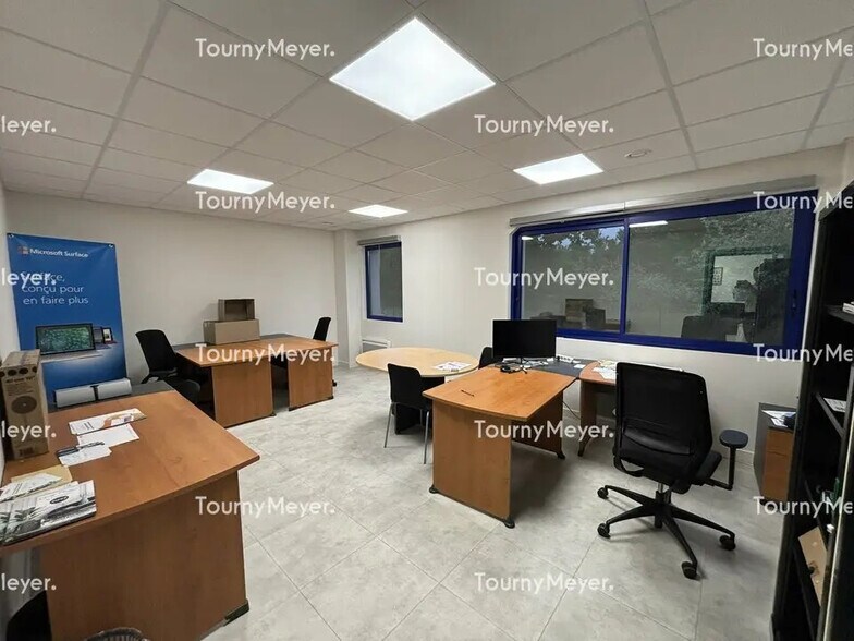 Flex in Treillières for lease - Interior Photo - Image 3 of 6