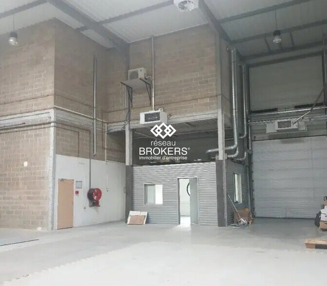 Industrial in Élancourt for lease - Building Photo - Image 3 of 6