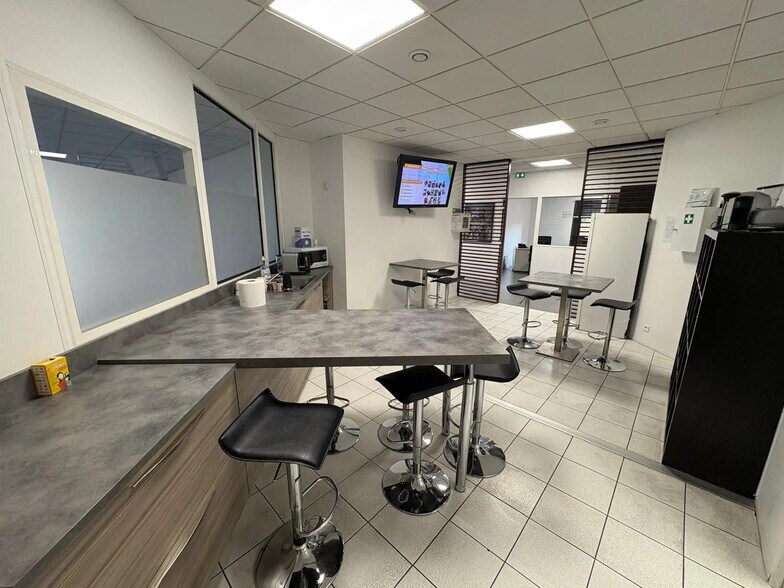 Office in Gémenos for lease - Interior Photo - Image 3 of 21