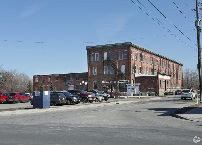 1 Sherbrooke St E, Perth, ON for lease - Primary Photo - Image 1 of 8