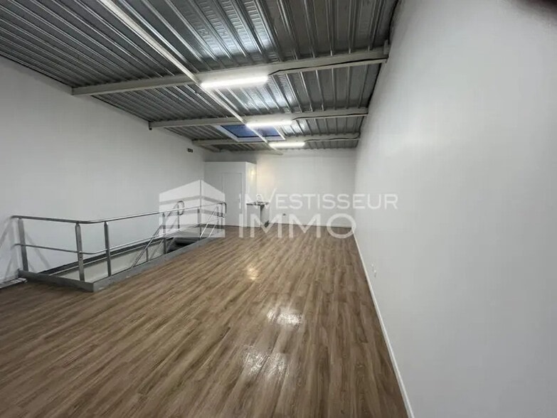 Flex in Neuilly-Plaisance for lease - Building Photo - Image 2 of 7