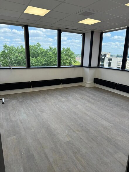 Office in Créteil for lease - Interior Photo - Image 1 of 5