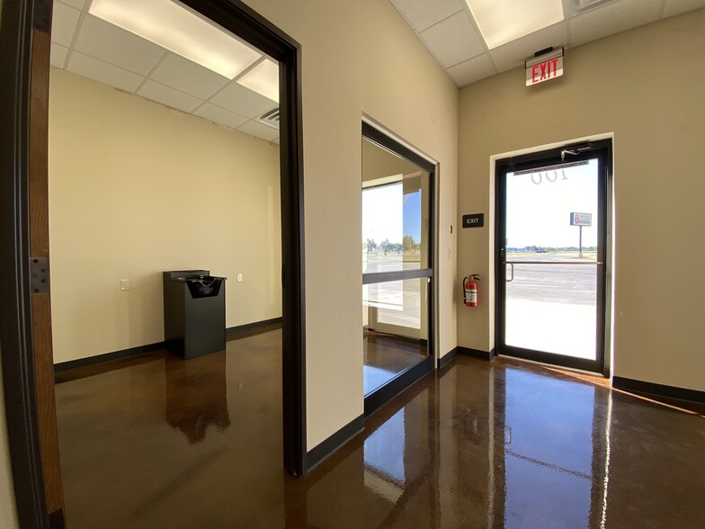 8921 NW Expressway St, Oklahoma City, OK for lease - Interior Photo - Image 1 of 44