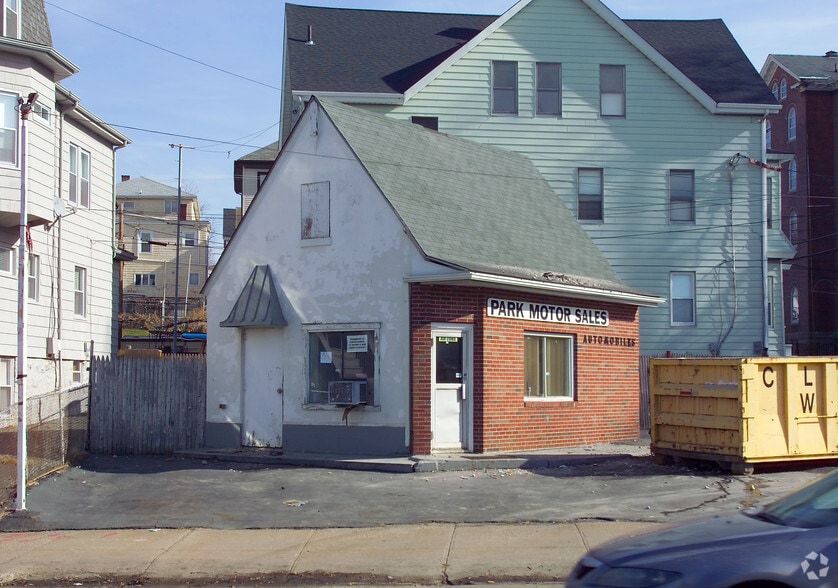 720 S Main St, Fall River, MA for sale - Primary Photo - Image 1 of 5