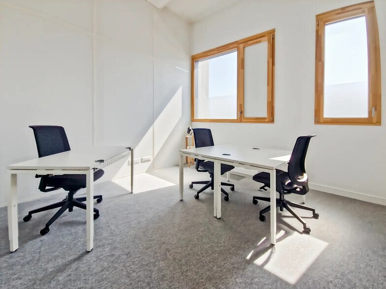 Office in Grenoble for lease - Interior Photo - Image 2 of 10