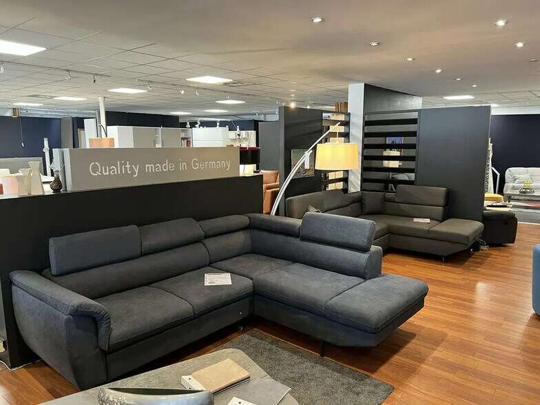 Retail in Vitrolles for lease - Building Photo - Image 3 of 6