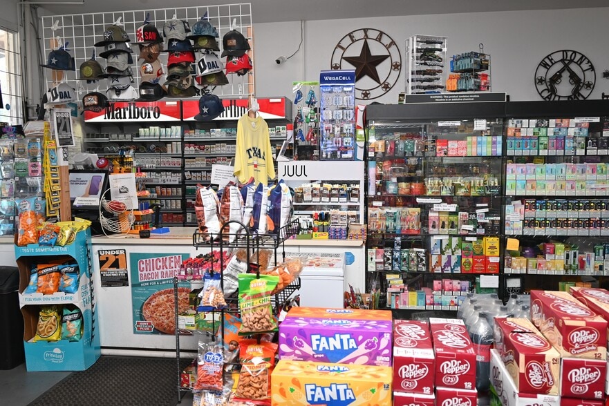 1722 Cimarron Trl, Wichita Falls, TX for sale - Building Photo - Image 3 of 16