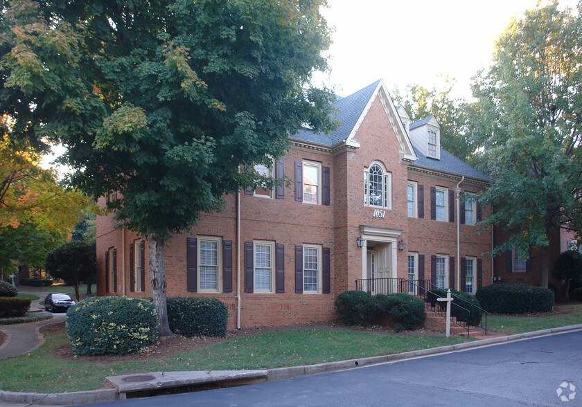 1051 Cambridge Sq, Alpharetta, GA for lease - Primary Photo - Image 1 of 6