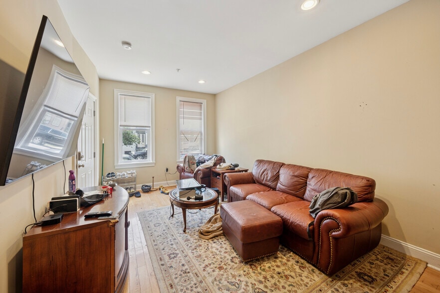 827 Corinthian Ave, Philadelphia, PA for sale - Building Photo - Image 3 of 7