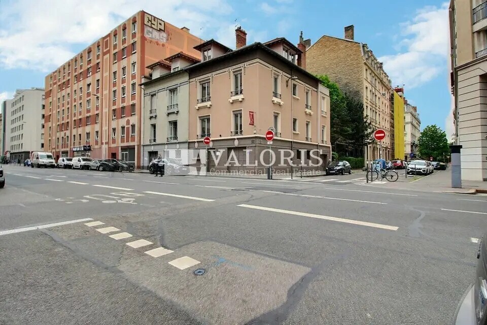 Flex in Lyon for lease Building Photo- Image 1 of 17