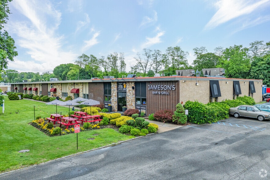 651-661 Old Willets Path, Hauppauge, NY for lease - Building Photo - Image 1 of 2