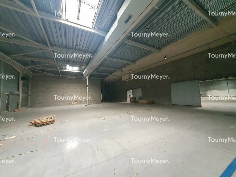 Flex in Gradignan for lease - Interior Photo - Image 2 of 7