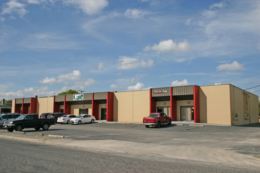 10800-10812 Hillpoint Dr, San Antonio, TX for lease - Building Photo - Image 1 of 3