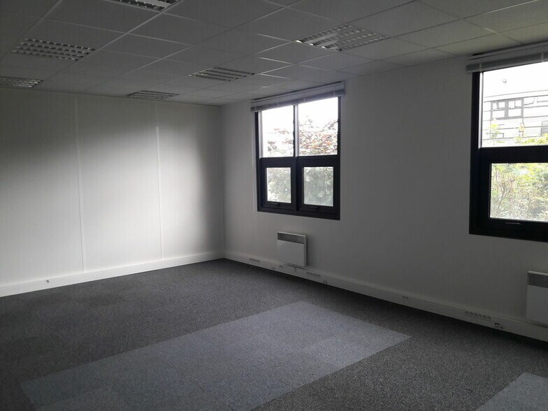 Office in Le Petit-Quevilly for lease - Interior Photo - Image 3 of 10