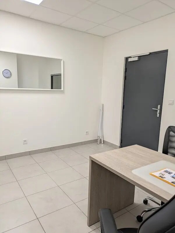 Retail in Bourgoin-Jallieu for lease Building Photo- Image 1 of 9