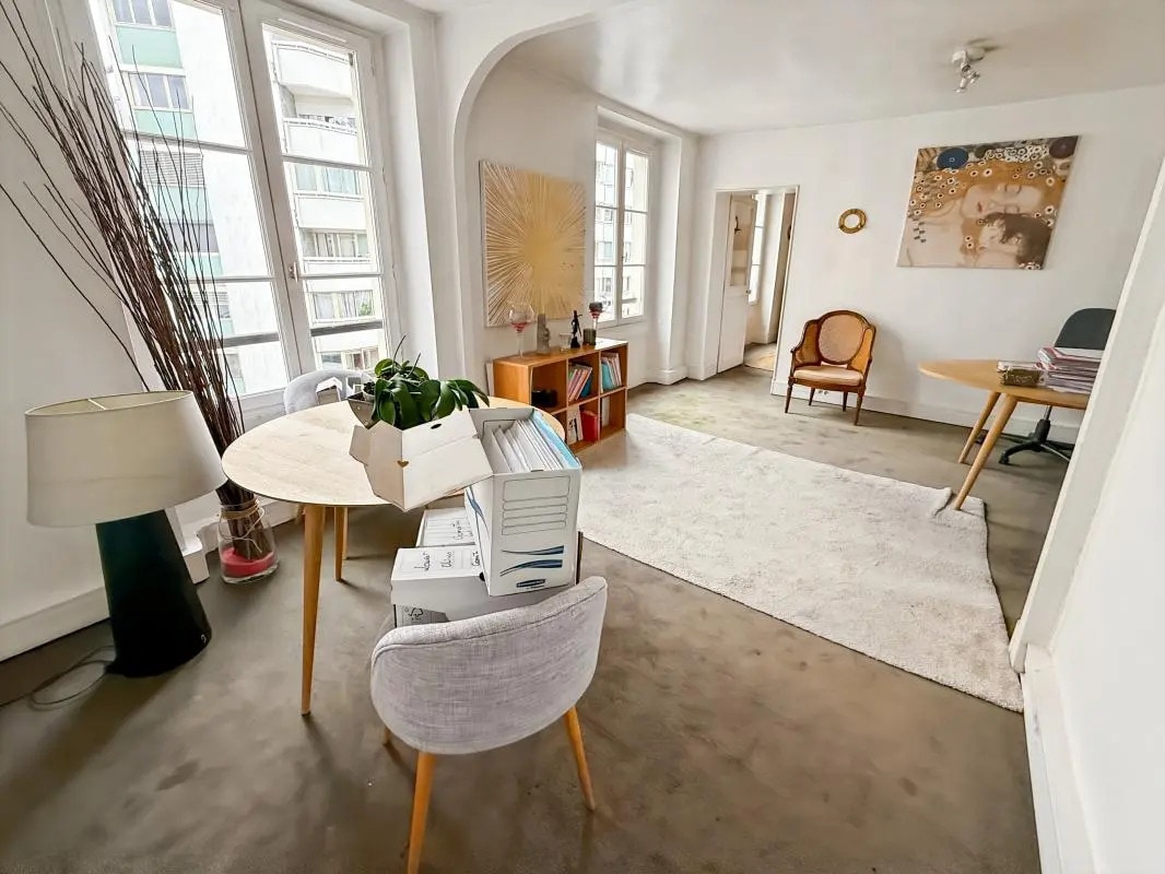 Office in Paris for lease Building Photo- Image 1 of 8