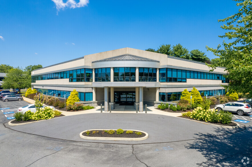 160 N Pointe Blvd, Lancaster, PA for lease - Primary Photo - Image 1 of 2