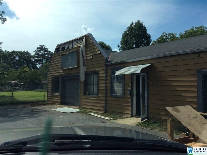 3316 Warrior River Rd, Bessemer, AL 35023