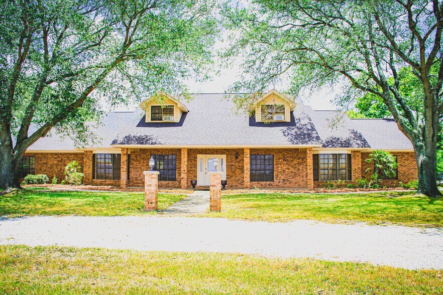 1141 US Highway 77 N, Hallettsville, TX 77964