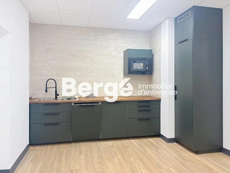Office in Biot for lease - Building Photo - Image 2 of 17