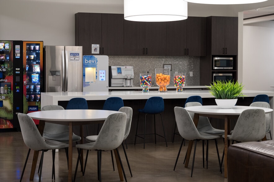 84 NE Loop 410, San Antonio, TX for lease - Interior Photo - Image 3 of 12