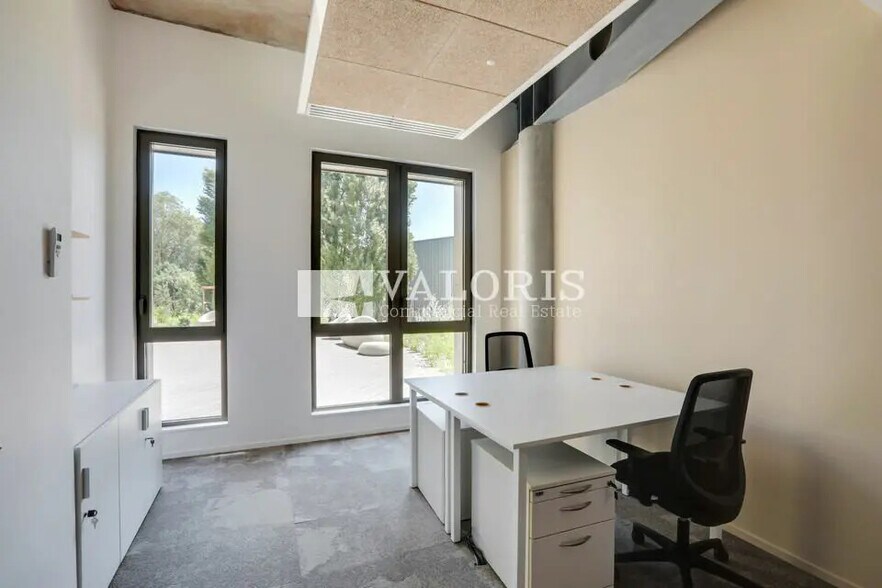 Office in Limonest for lease - Building Photo - Image 2 of 36