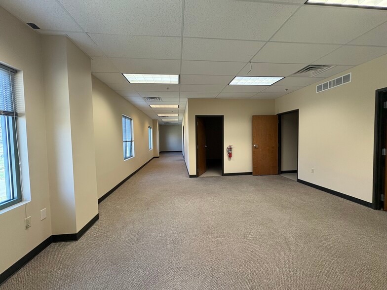 100 NE Missouri Rd, Lee's Summit, MO for sale - Interior Photo - Image 3 of 11