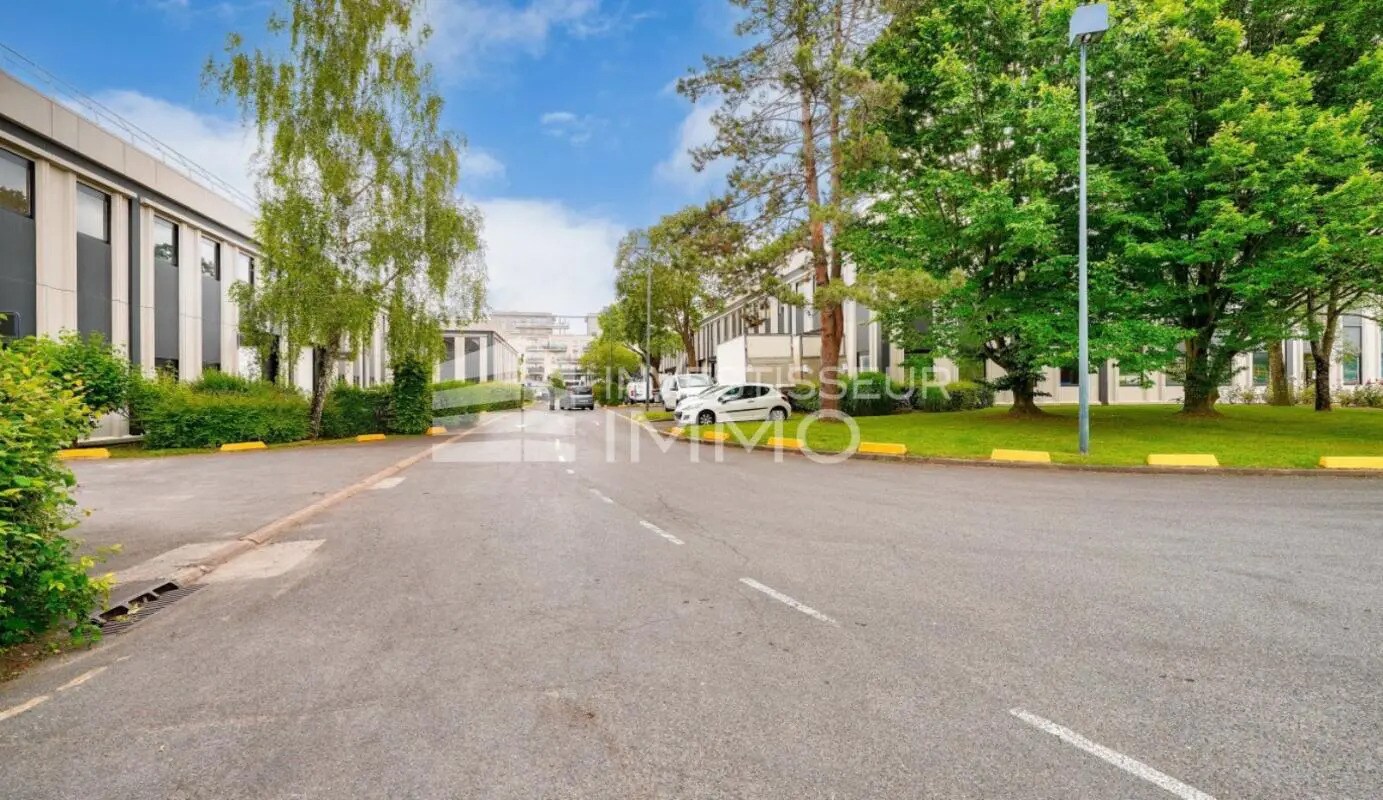 Flex in Lognes for lease Building Photo- Image 1 of 7