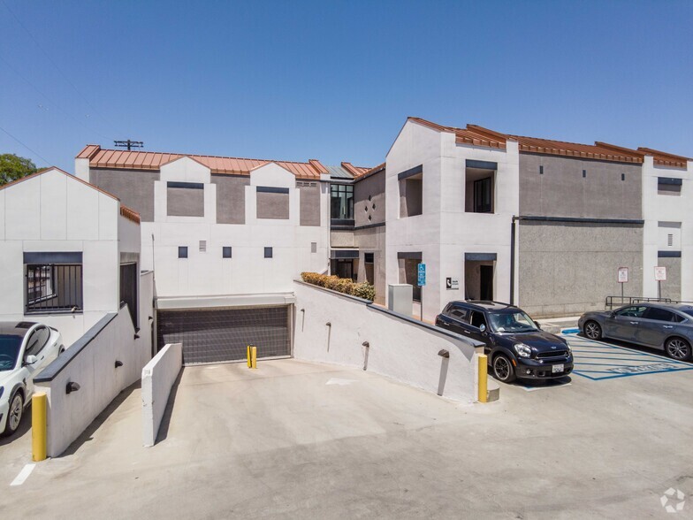 18226 Ventura Blvd, Tarzana, CA for lease - Building Photo - Image 3 of 4