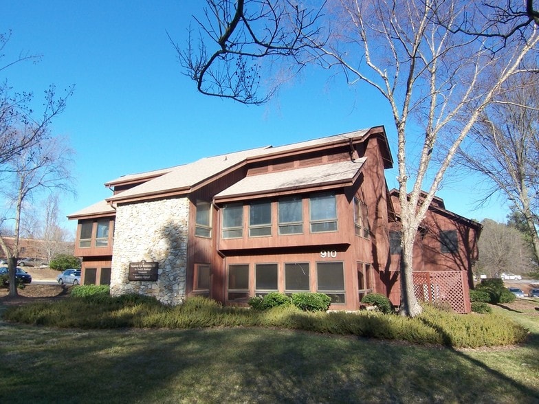 910 Martin Luther King Jr Blvd, Chapel Hill, NC for lease - Building Photo - Image 2 of 5