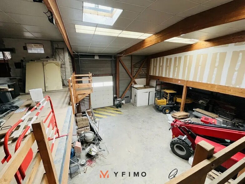 Flex in Chanteloup-les-Vignes for lease - Building Photo - Image 2 of 5