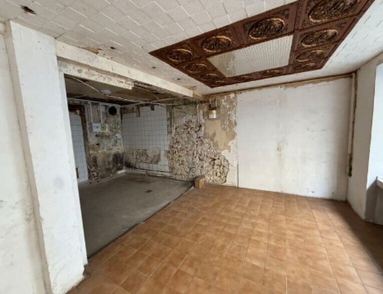 Retail in Paris for lease - Building Photo - Image 2 of 5