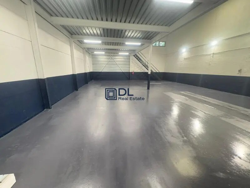 Industrial in Orly for sale Interior Photo- Image 1 of 10