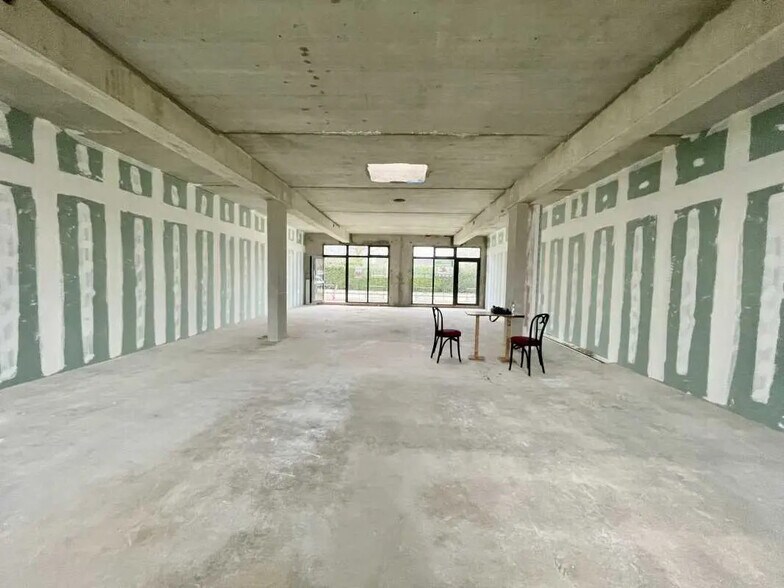 Retail in Bihorel for lease - Interior Photo - Image 2 of 2