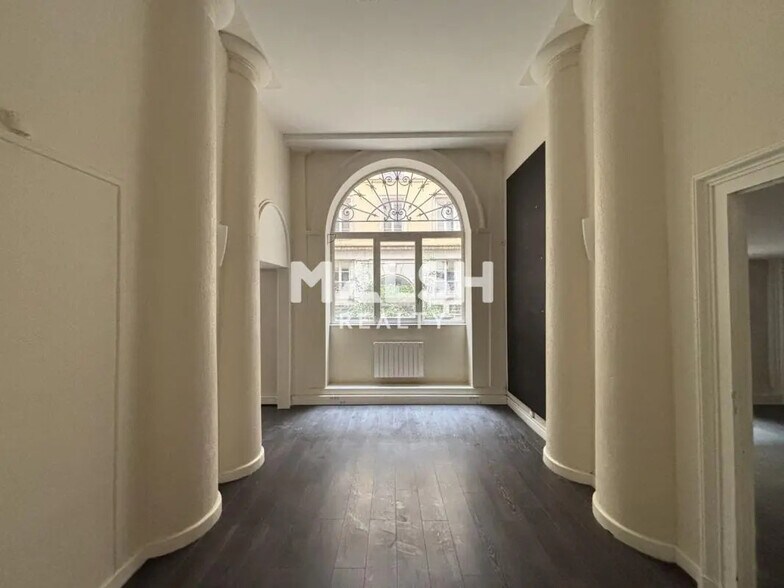 Office in Lyon for lease - Interior Photo - Image 2 of 7