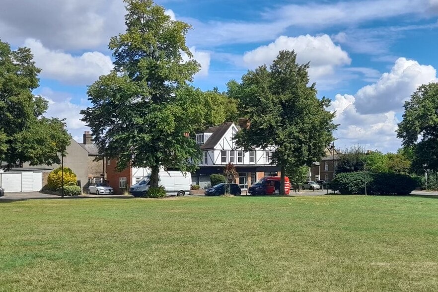 4 Chase Side, Enfield for lease - Building Photo - Image 2 of 3