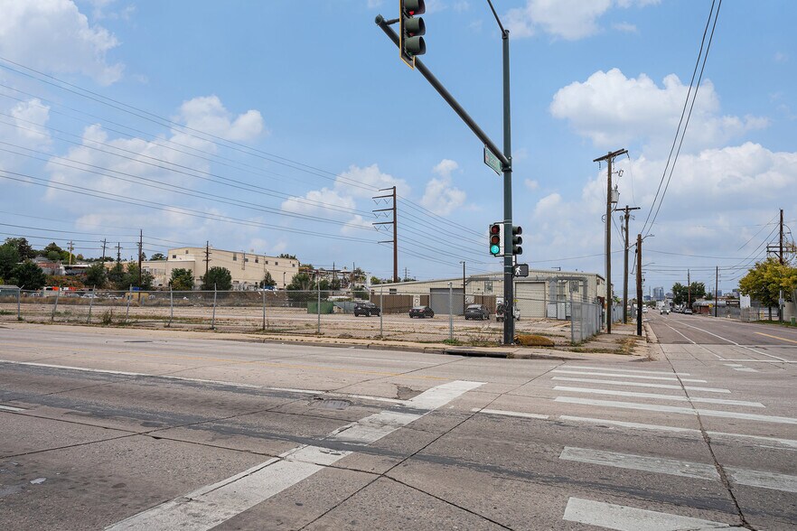 1075 S Jason St, Denver, CO for lease - Building Photo - Image 3 of 8