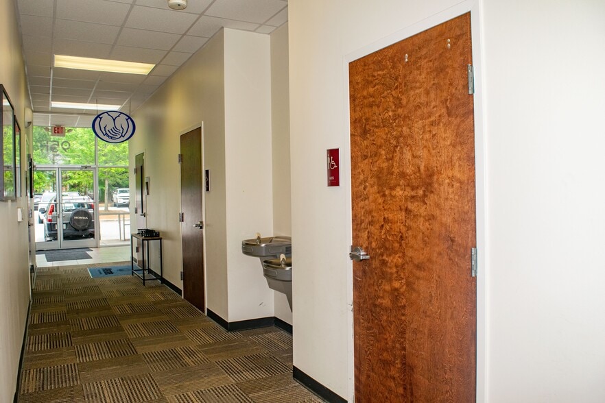 951 Heather Park Dr, Garner, NC for lease - Interior Photo - Image 3 of 32