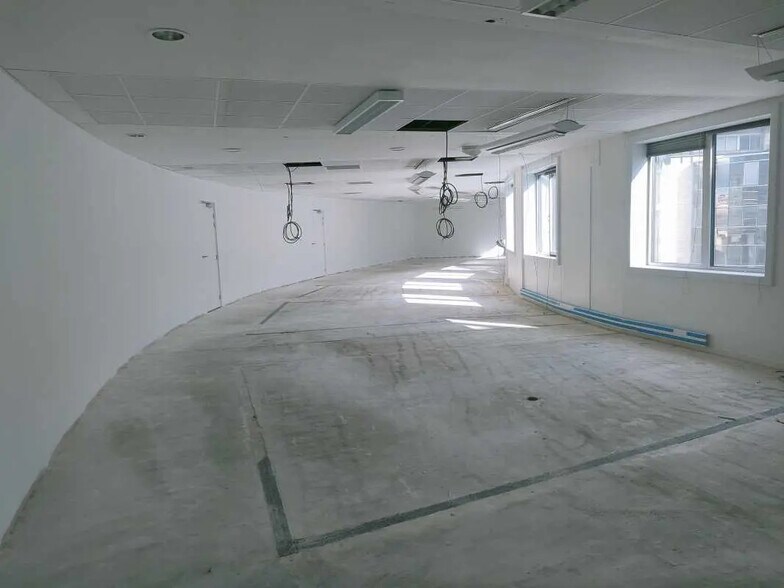 Office in Bordeaux for lease - Interior Photo - Image 2 of 7