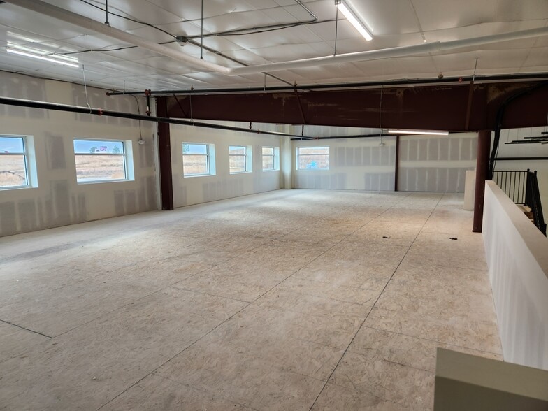 1109 Southgate Dr, Windsor, CO for lease - Interior Photo - Image 2 of 17